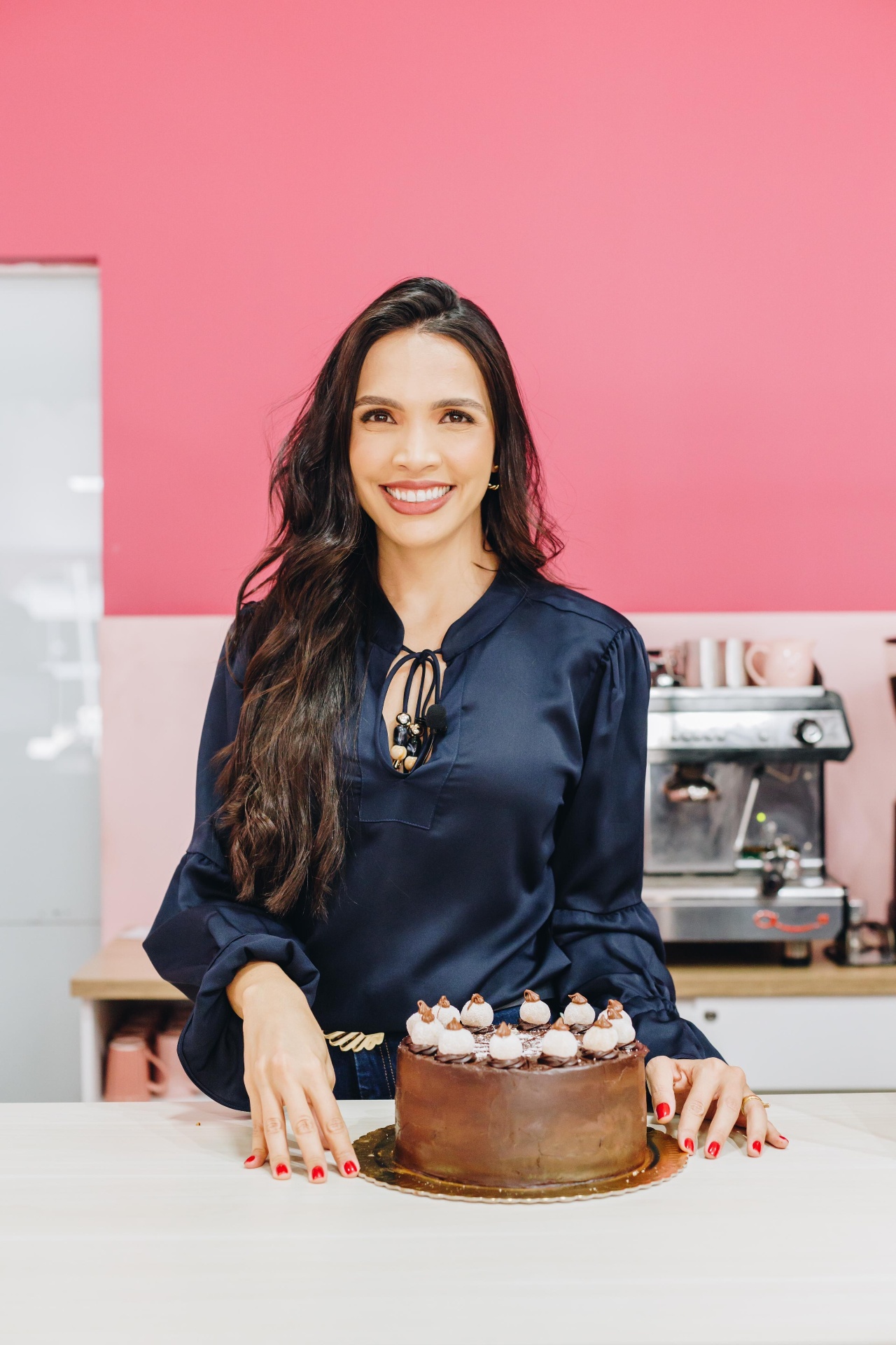 Bruna, da Escola Vize, sorrindo com um bolo de chocolate